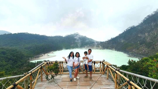 Bersama keluarga shelter pandang yang merupakan ujung Cantigi Skywalk (Foto : dokpri)
