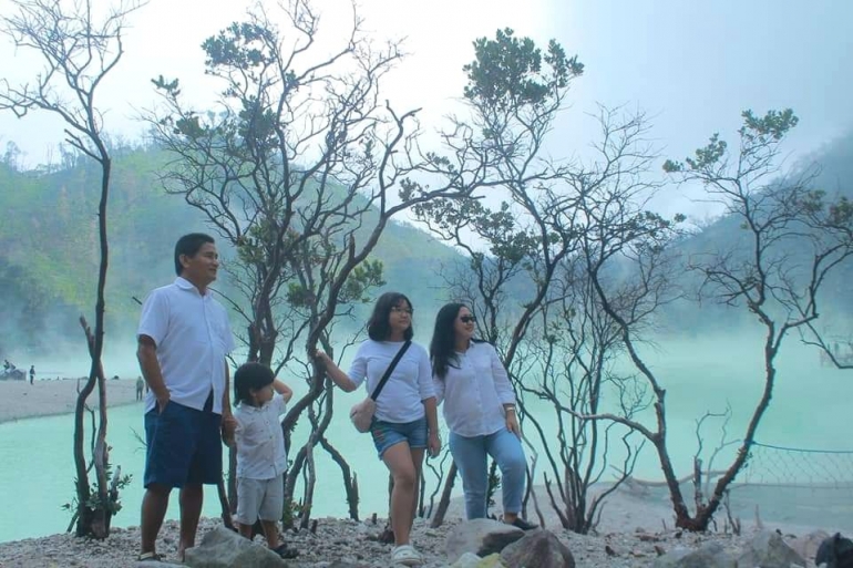 Bersama keluarga di Kawah Putih (Foto : dok. istimewa)