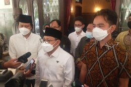 Ketua Umum Partai Kebangkitan Bangsa (PKB) Muhaimin Iskandar dan Wali Kota Solo Gibran Rakabuming Raka di Loji Gandrung Solo, Rabu (24/3/2021).(KOMPAS.com/LABIB ZAMANI)