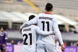2 Pemain AC Milan merayakan gol ke gawang Fiorentina. (via forzaitalianfootball.com)