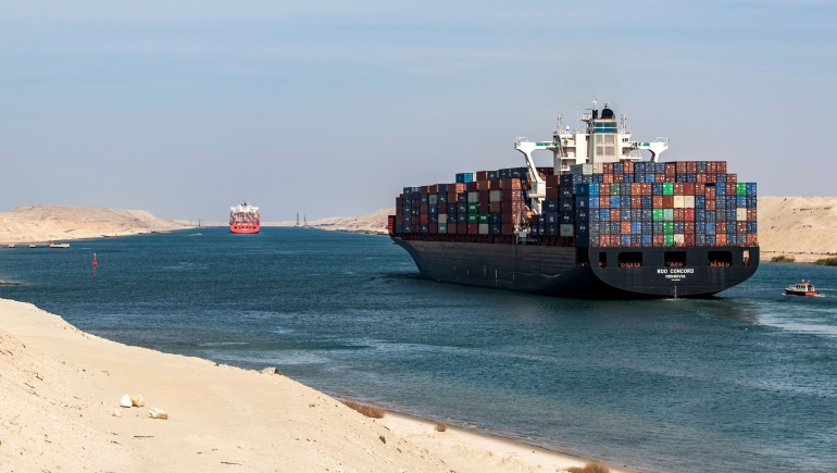 Sebuah kapal kontainer di Terusan Suez. Sumber: AFP/ www.bbc.com