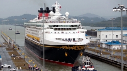 Kapal pesiar Disney di Terusan Panama. Sumber: AP / www.cntraveler.com