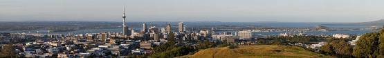 www.en.wikipedia.org - Skyline Auckland City, sedikit berbukit2 secara detail, dengan latar belakang laut selatan, karena Auckland memang sebuah kota pantai .....