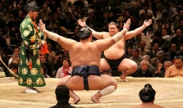 Ritual menghentakkan kaki ke bumi. Photo: japan-guide.com