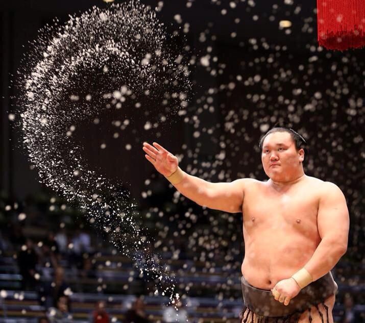 Gaya tebar garam Hakuho. Photo: ettoday.net