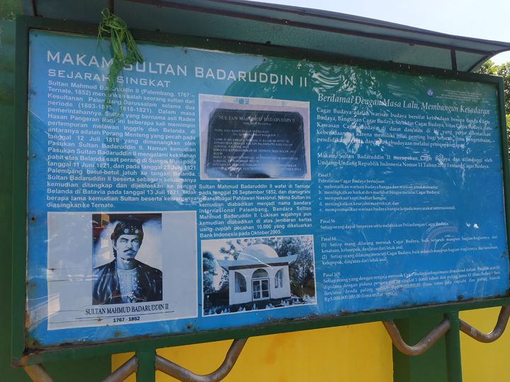 Papan informasi di depan Makam Sultan Mahmud Badaruddin II