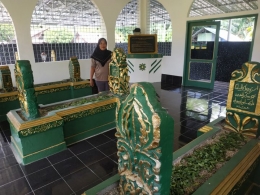 Makam Sultan Mahmud Badaruddin II beserta istri dan guru spritualnya di potret dari sisi kiri