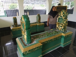 Nurhayat Husen (51) berdiri di dekat Makam Sultan Mahmud Badaruddin II