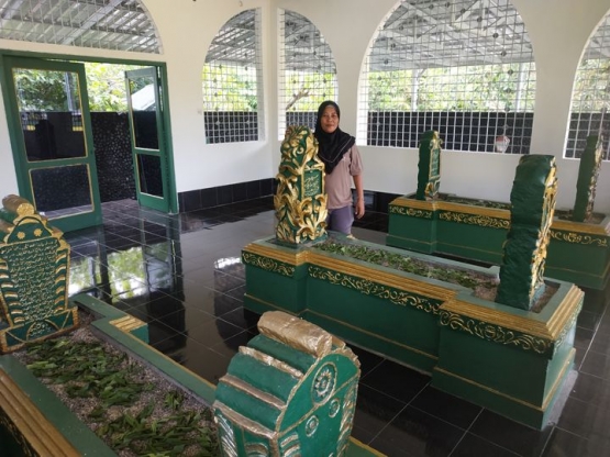 Makam Sultan Mahmud Badaruddin II (tengah) dan makam guru spiritual sultan, Al-Habib Umar bin Muhammad Assagaf (kiri) serta Makam sang Istri Sultan 