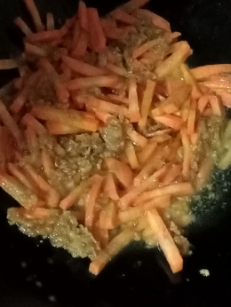 Tumis bumbu halus, lalu masukkan wortel (foto: dokpri)