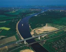 Kiel Canal di Jerman. Sumber: A.G.E. Fotostock/ Britannica.com