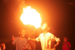 Anak-anak bermain api pada Malam ke 27 bulan Ramadan di areal pekuburan