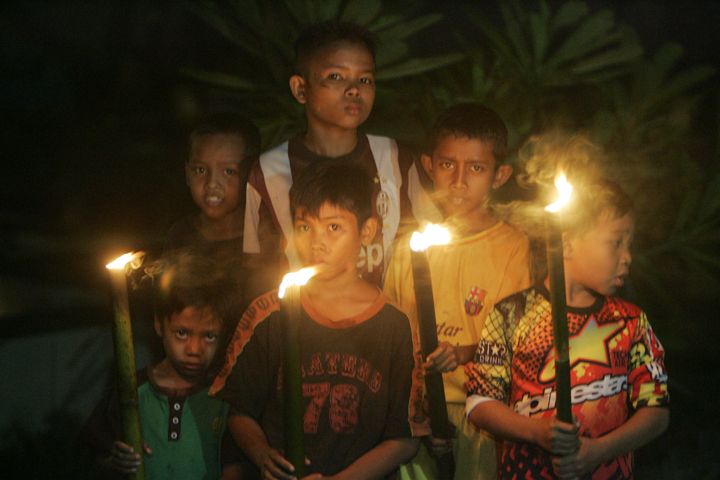 Para bocah membakar obor pada malam ke 27 Ramadan di areal pekuburan