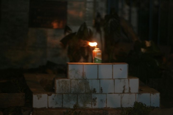 Warga membakar lampu tradisional pada malam ke 27 Ramadan di Makam milik keluarga mereka