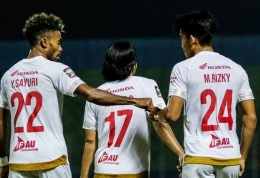 Pemain PSM Makassar merayakan gol Yakob Sayuri ke gawang Bhayangkara Solo FC. Foto dari Bola. Okezone.com.