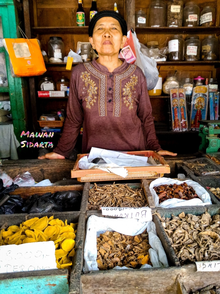 Penjual jamu dari herbal berkhasiat dan rimpang yang dikeringkan (Dokumentasi Mawan Sidarta)