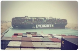Gambar 2. Kondisi kapal Ever Given, terlihat dari kapal kontainer di belakangnya. Sumber foto: JS Railton (twitter: @jsrailton).