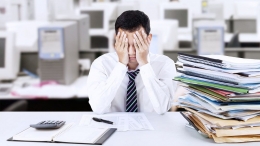 Frustrasi gara-gara kerjaan bisa membuatmu lebay pikir (Foto: Shutterstock)