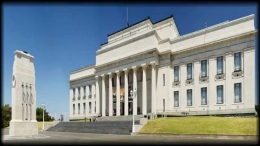     www.youtube.com                                                                 Museum Auckland, dengan arsitektur bergaya Neo Klasik, yang dibangun pada tahun 1920