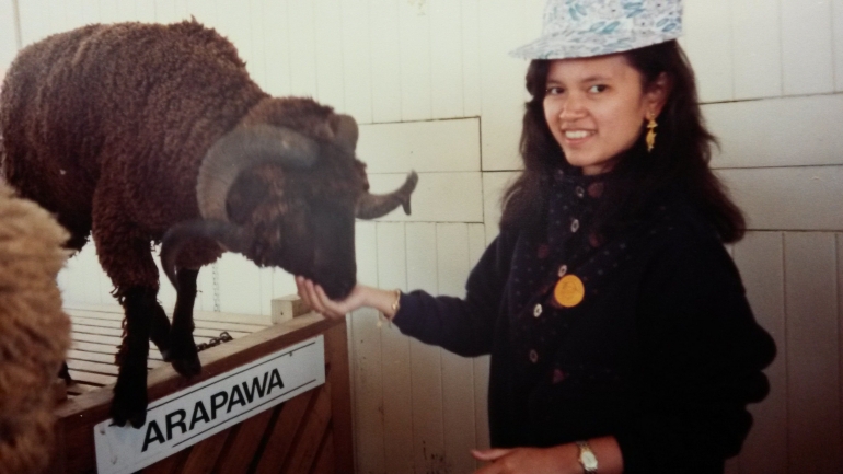 Dokumentasi pribadi | Aku dengan beberapa jenis domba berbulu tebal, yang dipamerkan kepada wisatawan di Rainbow Spring Farm.