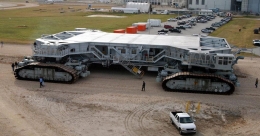 Crawler, kendaraan terbesar di dunia (Foto: KH Plant).