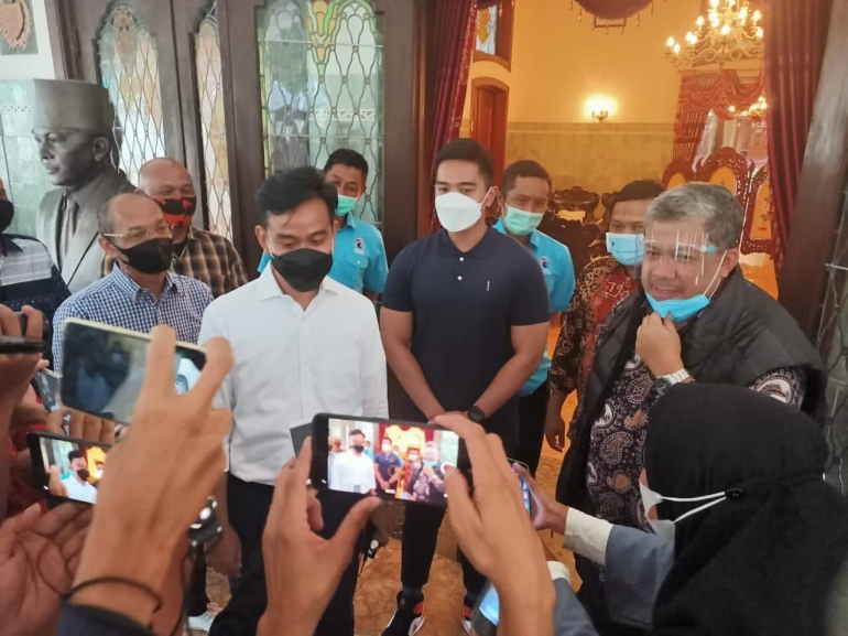 Gibran Rakabuming Raka, Wali Kota Surakarta, memberikan keterangan pers setelah menerima kedatangan Fahri Hamzah di rumah dinasnya (Foto: Twitter/Fahri Hamzah)