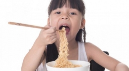 Ilustrasi anak kecil yang sedang makan mi instan (Foto: Net diambil dari korankaltim.com)