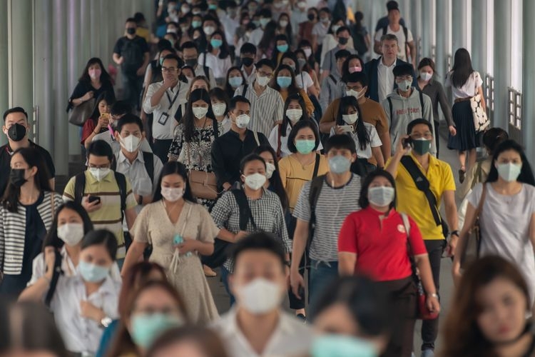 Warga mengenakan masker untuk menjaga diri dari risiko terpapar virus corona, awal Februari 2020.(Shutterstock via kompas.com) 
