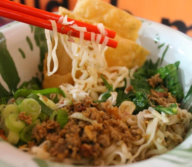 Mie pipih, mie daging sapi dan pangsit (foto: ko in)