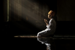 Ilustrasi berdoa di malam Nisfu Sya'ban via Freepik.com oleh Jaynothing