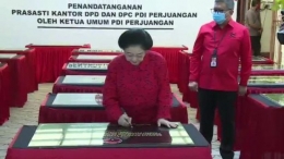 Megawati didampingi hasto Kristiyanto saat peresmian kantor DPD/ DPC, 22/7/2020. Pada kesempatan itu Megawati menyinggung soal regenerasi partai (detik.com).
