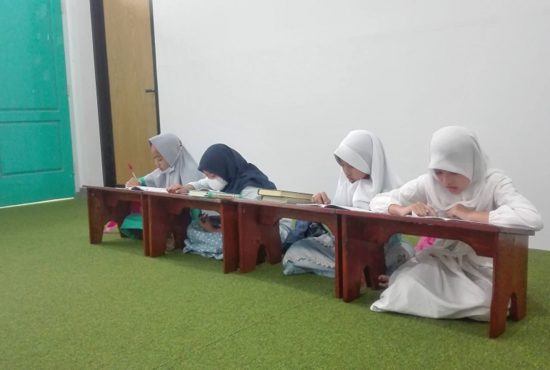 Lelah letih seketika hilang begitu mendengar anak-anak membaca Al-Quran dengan tartil dan fasih (dok.pri)