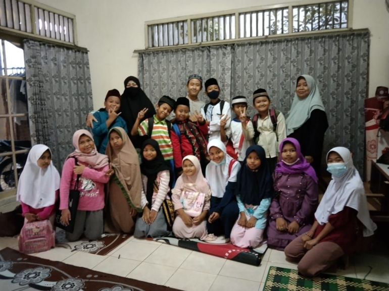 (foto Ustazah Bariyah (berkerudung Abu-Abu) beserta anak didik sebelum PSBB diberlakukan)