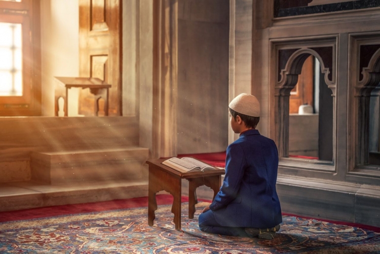 Ilustrasi: Seorang anak membaca al-Quran di Masjid by Abdullah Gatasheh | sumber: pexel.com