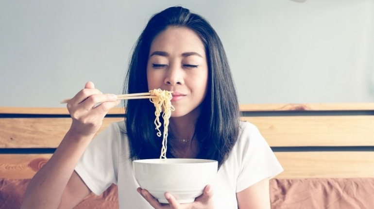 Ilustrasi orang makan mi instan (Sumber gambar: Shutterstock)