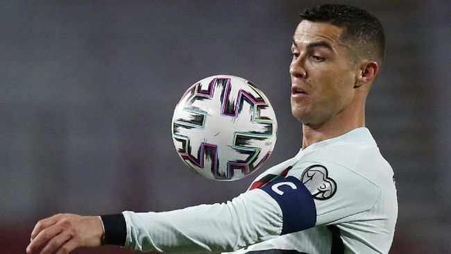 Ronaldo membuang ban kapten ketika Portugal gagal menang atas Serbia (Foto Reuters/ Novac Djurovic)