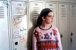 Dawn Wiener, pemeran utama yang penuh kemalangan di Welcome To The Dollhouse (1995)/www.slashfilm.com