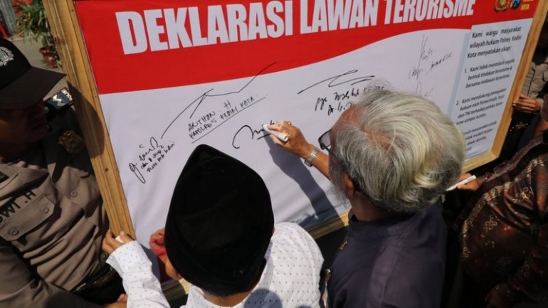 Deklarasi lawan terorisme oleh para pemuka agama FKUB, (16/5/18). | Antara/Prasetia Fauzani BBC.com