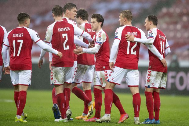 Pemain Denmark merayakan gol ke gawang Moldova. (via gdnonline.com)