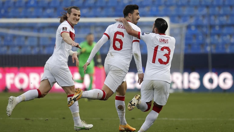 Pemain Turki merayakan gol ke gawang Norwegia. (via eurosport.com)