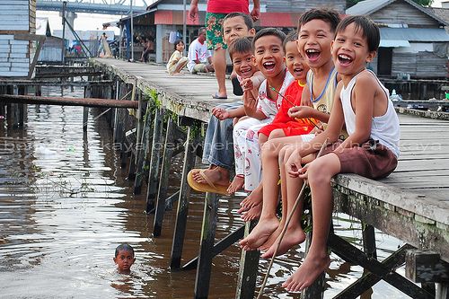 Seperti anak-anak di foto ini, penulis ketika masih kecil juga kerap nongkrong di tepian Sungai Kapuas | Foto diambil dari MenjadiHijau/Berryhehekaya