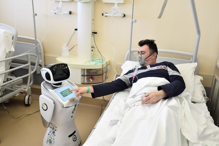 Sebuah robot membantu tim medis merawat pasien virus corona di Rumah Sakit Circolo, Varese, Italia (Foto diambil pada 1 April 2020/FLAVIO LO SCALZO/REUTERS)