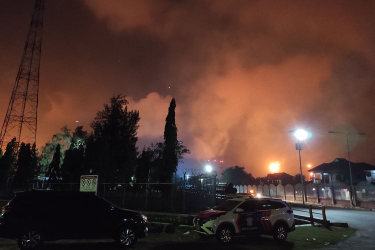 Suasana kilang minyak Balongan saat terbakar. Saat ini penyebab kebakaran masih belum diketahui (kompas.com/ALWI)
