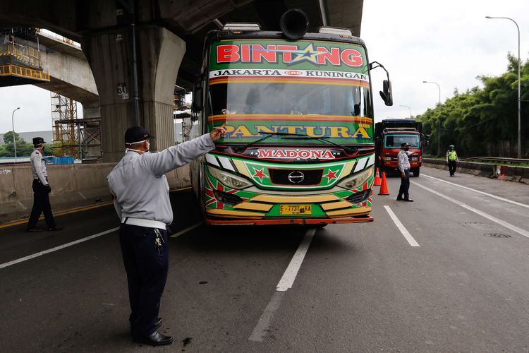 Cek point di beberapa tempat sebagai antisipasi pemudik 2020 lalu. Foto: KOMPAS.COM/Kristianto Purnomo