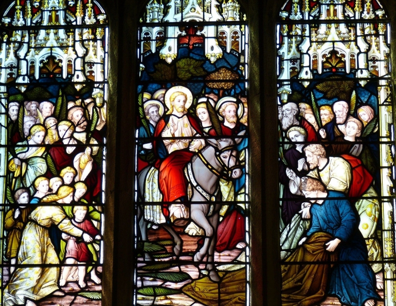 Yesus Kristus memasuki Yerusalem dalam suatu mosaik kaca (falco/Pixabay)