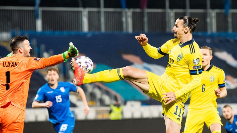 Aksi pemain Swedia ketika memberikan asis untuk rekannya. (via diggingsports.com)