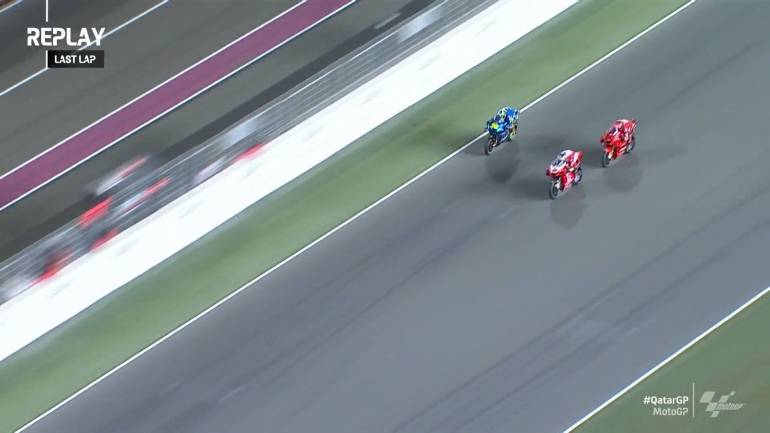 Momen dramatis duo Ducati yang berhasil salip Mir yang kalah cepat melintasi garis finis | Gambar: Twitter/MotoGP