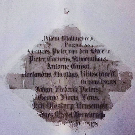 Masih tertulis nama-nama pengelola Gereja Tua Neira pada jamannya. Sumber : koleksi pribadi