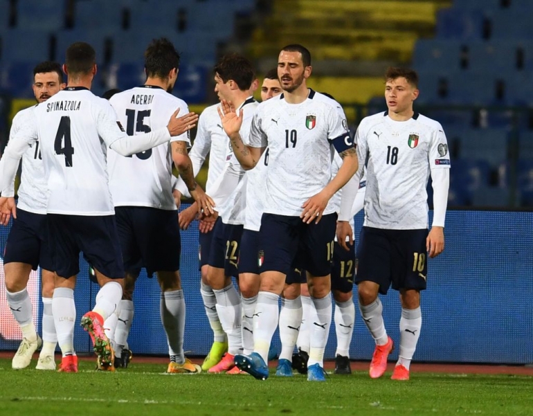 Pemain Italia merayakan gol ke gawang Bulgaria. (via Getty Images)