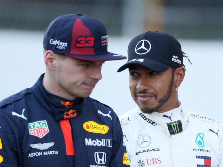 Max Verstappen (Red-Bull Honda/kiri) dan Lewis Hamilton (Mercedes AMG/kanan) dua pembalap F1 (foto: F1news).